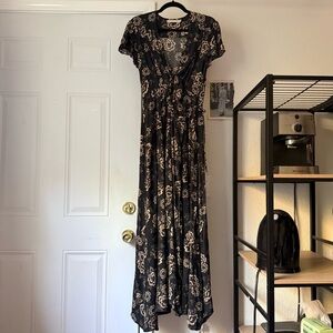 THE HIDDEN WAY black floral tie front viscose short sleeve maxi wrap dress